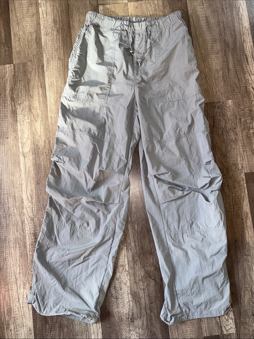 GU Light Gray 🩶🩶🩶 Tech Nylon Relaxed Drawstring Pants - M